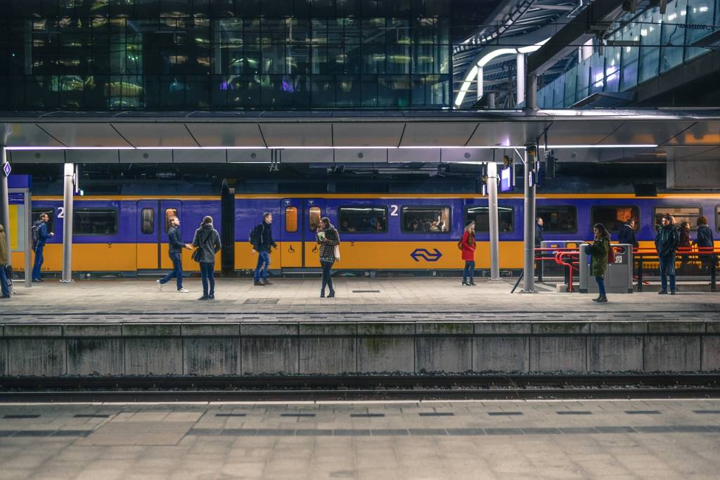 Een spitsheffing in het openbaar vervoer gaat niet zomaar leiden tot ander mobiliteitsbeleid van werkgevers. Dit blijkt uit de resultaten van het AWVN-ledenonderzoek naar hybride werken en mobiliteit.