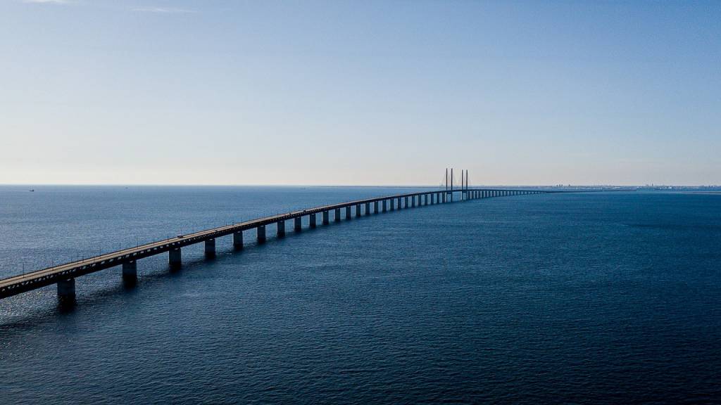 De Sontbrug tussen Zweden en Denemarken. Afbeelding bij blog over arbeidsverhoudingen.
