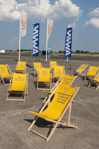 Strandstoelen op het terrein van de Theaterhangaar in Katwijk, AWVN-jaarcongres 2025.