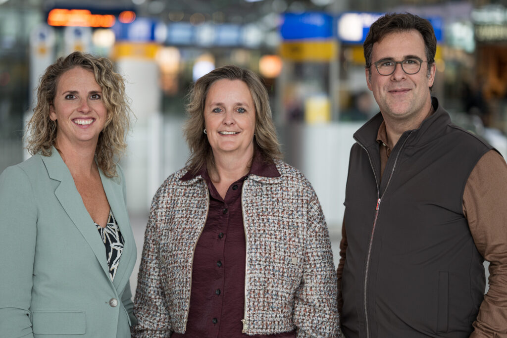 Saskia Turkenburg (m) is expert arbeidsvoorwaarden bij NS. Kim Bruggeman (r) en Elja Dekker (l) zijn directeur en plaatsvervangend directeur arbeidsverhoudingen & arbeidsvoorwaarden en cao-onderhandelaars namens NS.