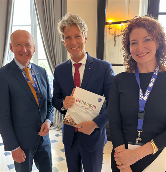 Guido van Woerkom en Lisette van Breugel samen met ambassadeur Jan Versteeg.