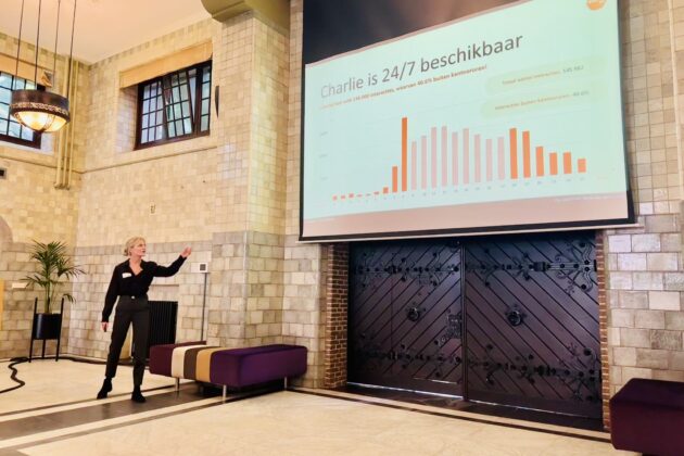 Roos de Lange geeft een presentatie over de inzet van AI-recruiter Charlie.