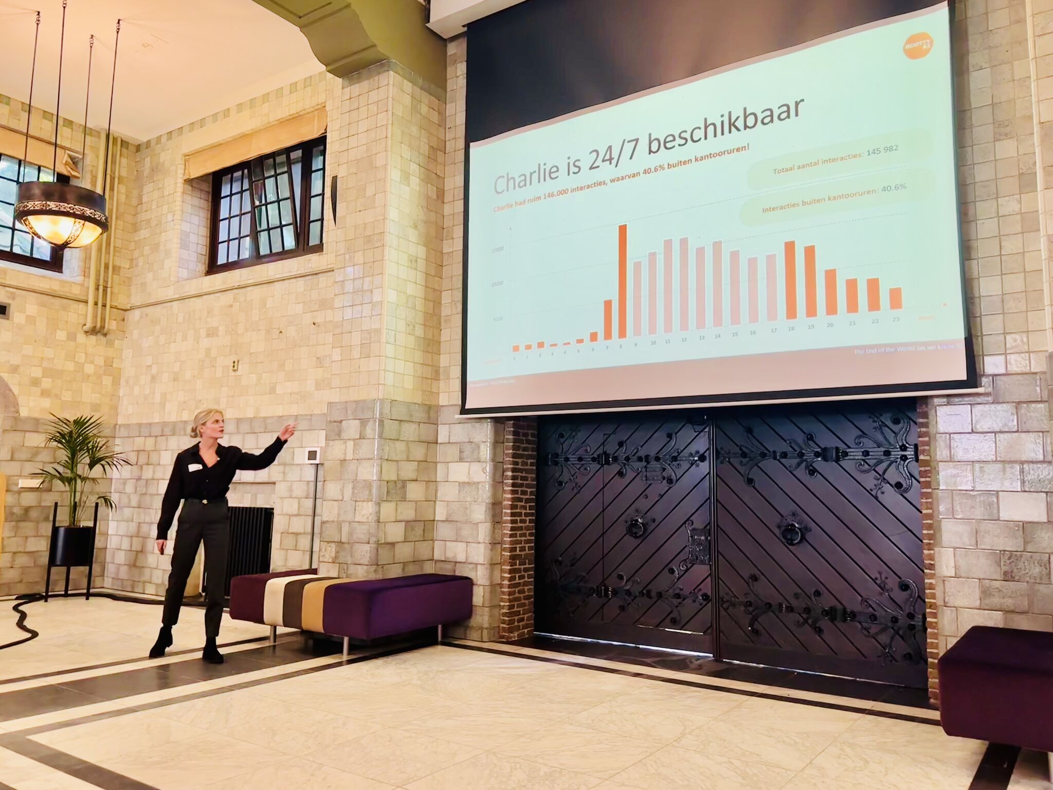 Roos de Lange geeft een presentatie over de inzet van AI-recruiter Charlie.