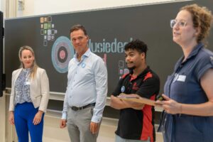 Afbeelding met de hoofdpersonen uit het artikel - inclusief werkgeven, regiodesk Noord, Rijksuniversiteit Groningen.